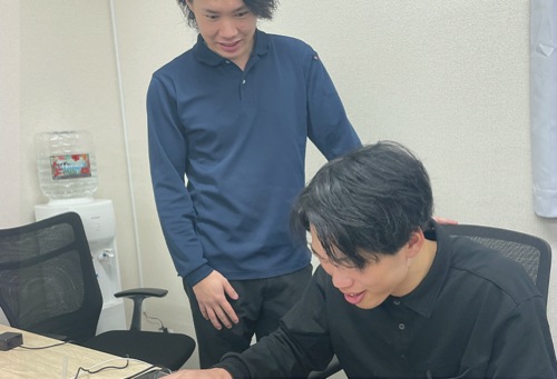 オフィスでの打ち合わせ