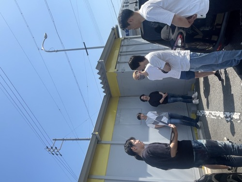 倉庫前での朝礼
